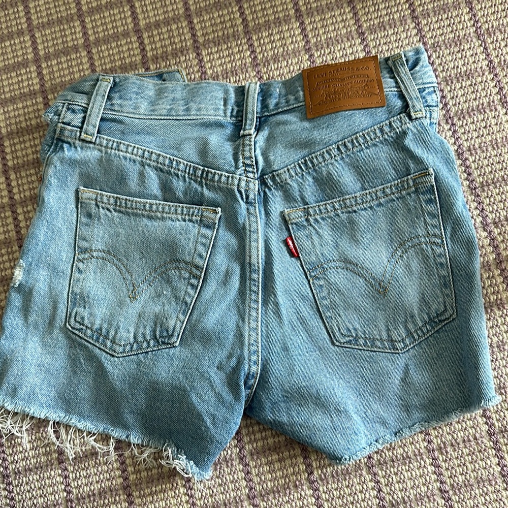 Levi’s Ribcage Shorts - Picture 2 of 2